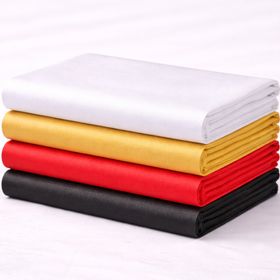 Glänzende Tischdecke 150 x 300 cm in Rot, edel drapiert auf Tisch, ideal für elegante Hochzeiten und festliche Anlässe.