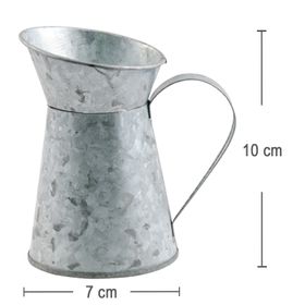 Milchkannen 3er-Set als Vase mit zarten Blumenarrangements auf weißem Hintergrund – elegante Vintage Tischdeko für Hochzeit oder Geburtstag.