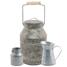 Milchkannen 3er-Set als Vase mit zarten Blumenarrangements auf weißem Hintergrund – elegante Vintage Tischdeko für Hochzeit oder Geburtstag.