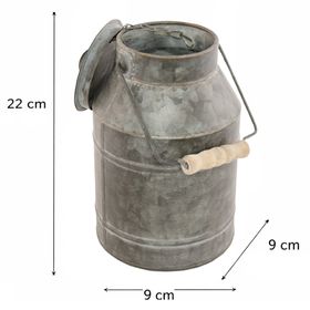 Milchkannen 3er-Set als Vase mit zarten Blumenarrangements auf weißem Hintergrund – elegante Vintage Tischdeko für Hochzeit oder Geburtstag.