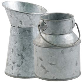 Milchkannen 3er-Set als Vase mit zarten Blumenarrangements auf weißem Hintergrund – elegante Vintage Tischdeko für Hochzeit oder Geburtstag.