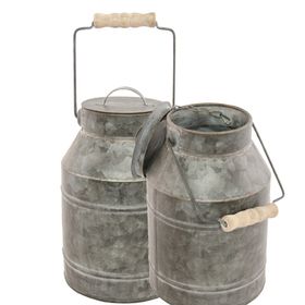 Milchkannen 3er-Set als Vase mit zarten Blumenarrangements auf weißem Hintergrund – elegante Vintage Tischdeko für Hochzeit oder Geburtstag.