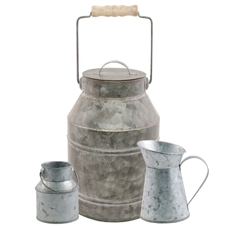 Milchkannen 3er-Set als Vase mit zarten Blumenarrangements auf weißem Hintergrund – elegante Vintage Tischdeko für Hochzeit oder Geburtstag.