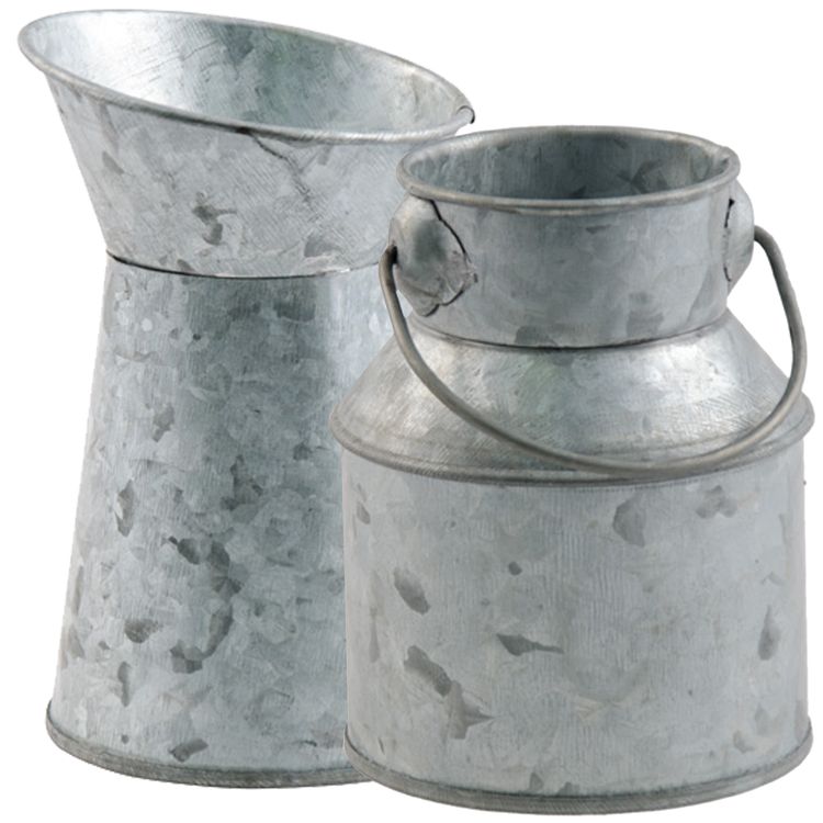 Milchkannen 3er-Set als Vase mit zarten Blumenarrangements auf weißem Hintergrund – elegante Vintage Tischdeko für Hochzeit oder Geburtstag.