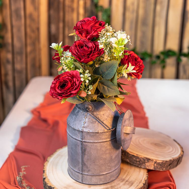 Milchkannen 3er-Set als Vase mit zarten Blumenarrangements auf weißem Hintergrund – elegante Vintage Tischdeko für Hochzeit oder Geburtstag.