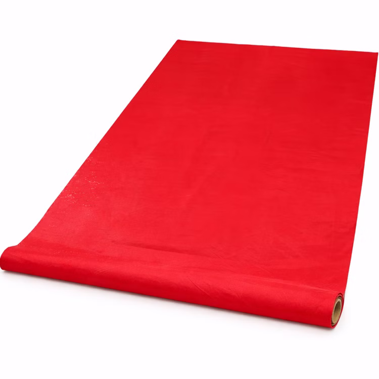 Teppichläufer 150 x 300 cm Einweg-Teppich Hochzeit Geburtstag Party-Deko Bodenläufer Party-Zubehör Teppich Events Roter Bodenläufer aus Polyester-Vlies leicht ausgerollt auf weißem Hintergrund, ideal für Events und Feiern.
