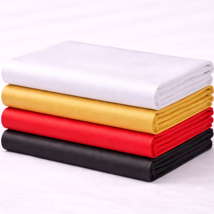 Teppichläufer 150 x 300 cm Einweg-Teppich Hochzeit Geburtstag Party-Deko Bodenläufer Party-Zubehör Teppich Events Gefaltete Teppichläufer aus Polyester-Vlies in Weiß, Gold, Rot und Schwarz übereinander auf weißem Hintergrund.