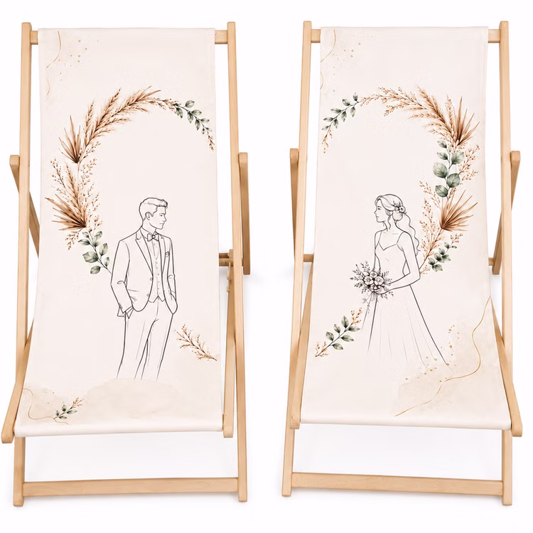 Boho Hochzeits-Liegestuhl 2-er Set Braut & Bräutigam Hochwertiges Hochzeitsgeschenk Geschenkidee zur Hochzeit stilvolle Entspannung für Braut & Bräutigam Zwei Liegestühle mit hellem Buchenholzgestell und Boho-Hochzeitsmotiv von Braut und Bräutigam auf weißem Hintergrund.