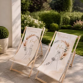 Personalisiertes Liegestuhl-Set für Braut und Bräutigam mit Namen und Hochzeitsdatum im romantischen Boho-Stil.