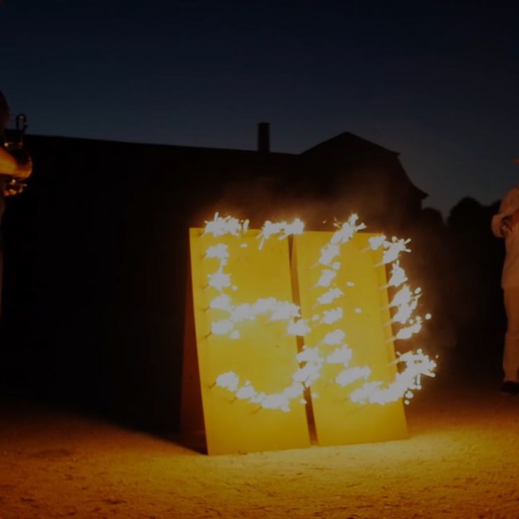 Brennende Zahl 50 Lichterbild Geburtstag Goldene Hochzeit Lichterbild Brennende Zahl 50 Geschenkidee Goldene Hochzeit Geburtstag Jubiläum Feuerwerk