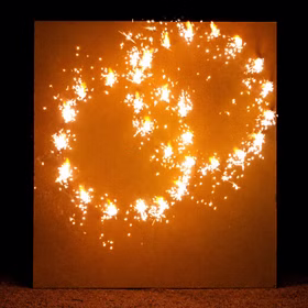 Lichterbild Brennende Ringe bei Dunkelheit, Verwandlungsbild. Die Ringe sind aus dem Herz entstanden.