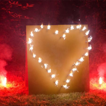 Lichterbild Brennendes Herz mit roten Bengalfeuern