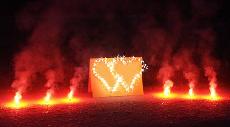 Lichterbild Brennendes Doppelherz mit Bengalfeuer