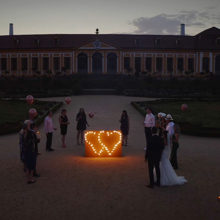 Lichterbild Brennendes Doppelherz mit Bengalfeuer Lichterbild Brennendes Doppelherz mit rotem Bengalfeuer Feuerwerk Feuerbild Geschenkidee Geburtstag Goldene Hochzeit Jubiläum Verlobung