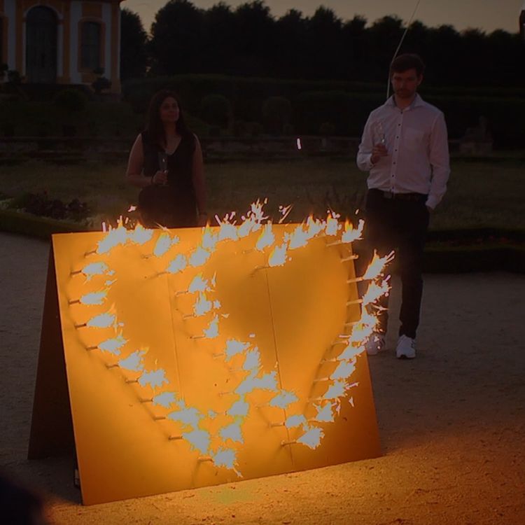 Lichterbild Brennendes Doppelherz mit Bengalfeuer Lichterbild Brennendes Doppelherz mit rotem Bengalfeuer Feuerwerk Feuerbild Geschenkidee Geburtstag Goldene Hochzeit Jubiläum Verlobung
