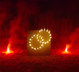 Lichterbild Brennende Ringe mit rotem Bengalfeuer Geschenkidee Hochzeit Verlobung Heiratsantrag Goldene Hochzeit Jubiläum Lichterbild Brennende Ringe mit rotem Bengalfeuer Geschenkidee Hochzeit Verlobung Heiratsantrag Goldene Hochzeit Jubiläum