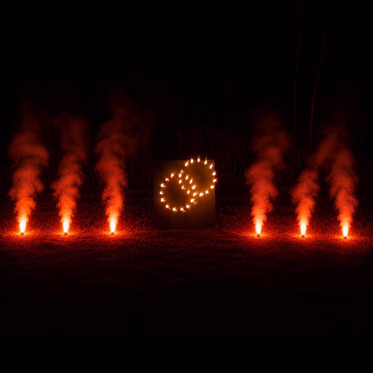 Lichterbild Brennende Ringe mit rotem Bengalfeuer Geschenkidee Hochzeit Verlobung Heiratsantrag Goldene Hochzeit Jubiläum Brennende Eheringe mit sechs Bengaltöpfen bei Dunkelheit aus der Ferne.