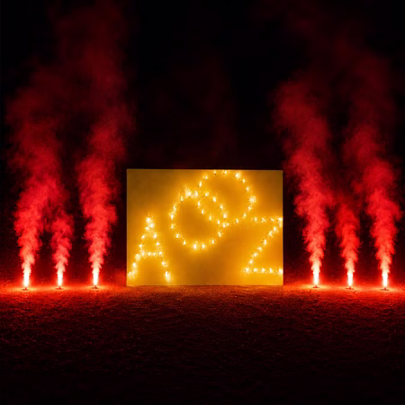 Lichterbild Brennende Ringe mit zwei Buchstaben nach Wahl inklusive Bengalfeuer Lichterbilder Feuerbild Geschenkidee Hochzeit Verlobung Heiratsantrag Lichterbild Brennende Ringe mit zwei Buchstaben zur Auswahl inklusive sechs Bengaltöpfe bei Dunkelheit.
