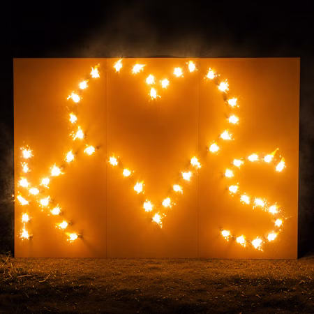 Lichterbild Brennendes Herz zwei Buchstaben Lichterbilder Feuerwerk Feuerbild Geschenkidee Hochzeit Verlobung Heiratsantrag Lichterbild Brennendes Herz mit den Buchstaben K und S auf einer Wiese stehend bei Nacht.