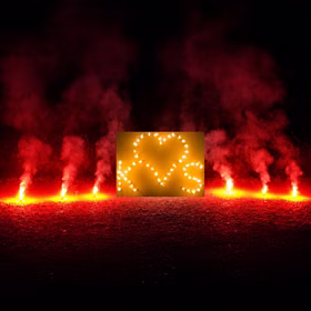 Lichterbild Brennendes Herz mit den Buchstaben K und S und sechs Bengalfeuern.