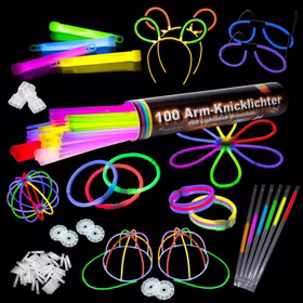 Leuchtendes Zubehör der Party Box auf schwarzem Hintergrund mit Brillen, Hasenohren, Base Caps, Armbändern und Strohhalmen.
