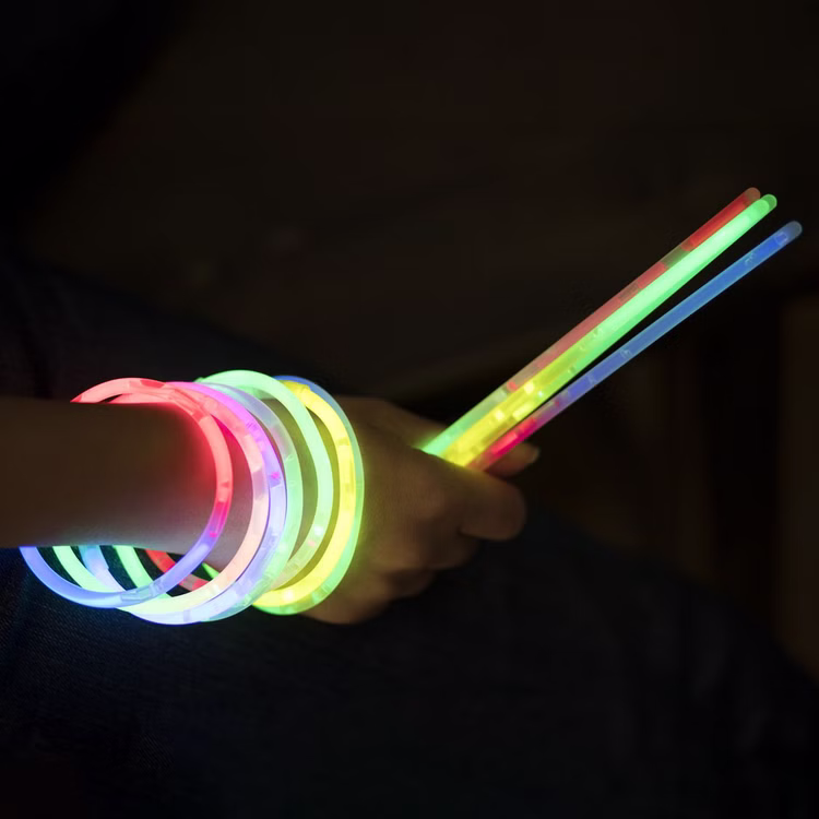 Knicklichter Leuchtarmbänder und Leuchtstäbe Anwendung Bunte Knicklichter als leuchtende Armbänder und Leuchtstäbe im Dunkeln für Party, Festival, Camping und Nachtwanderung bei Nacht.
