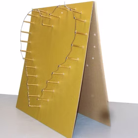 Aufgestelltes Lichterbild mit Herz-Motiv mit goldfarbener Oberfläche von der Seite mit sicherem Standfuss.