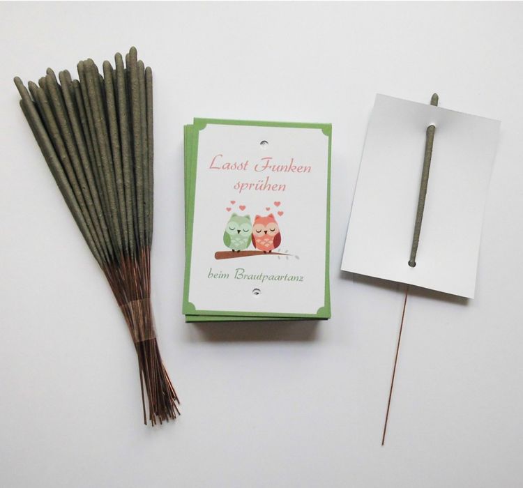 Wunderkerzen-Set Brautpaartanz Verliebte Eulen 40 Karten & 40 Wunderkerzen Wunderkerzen-Set für den Brautpaartanz Motiv Verliebte Eulen bestehend aus 40 Karten und 40 Wunderkerzen mit dem Brautpaar im Vordergrund und den Hochzeitsgästen im Hintergrund