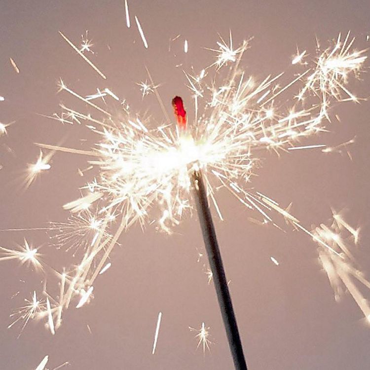 Wunderkerzen-Set für den Brautpaartanz bestehend aus 40 Karten und 40 Wunderkerzen mit dem Brautpaar im Vordergrund und den Hochzeitsgästen im Hintergrund